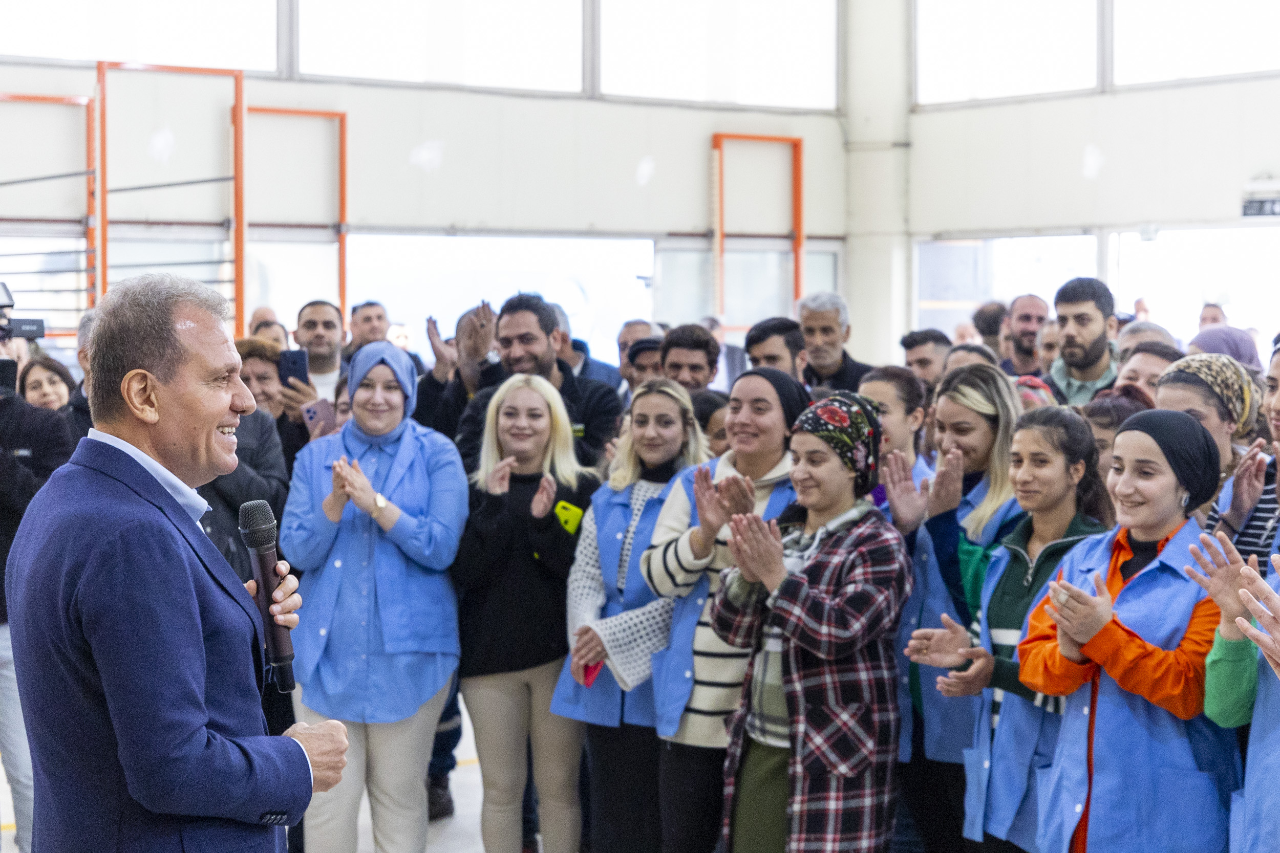 SEÇER, İŞÇİLERLE BİR ARAYA GELMEYİ SÜRDÜRÜYOR (1)