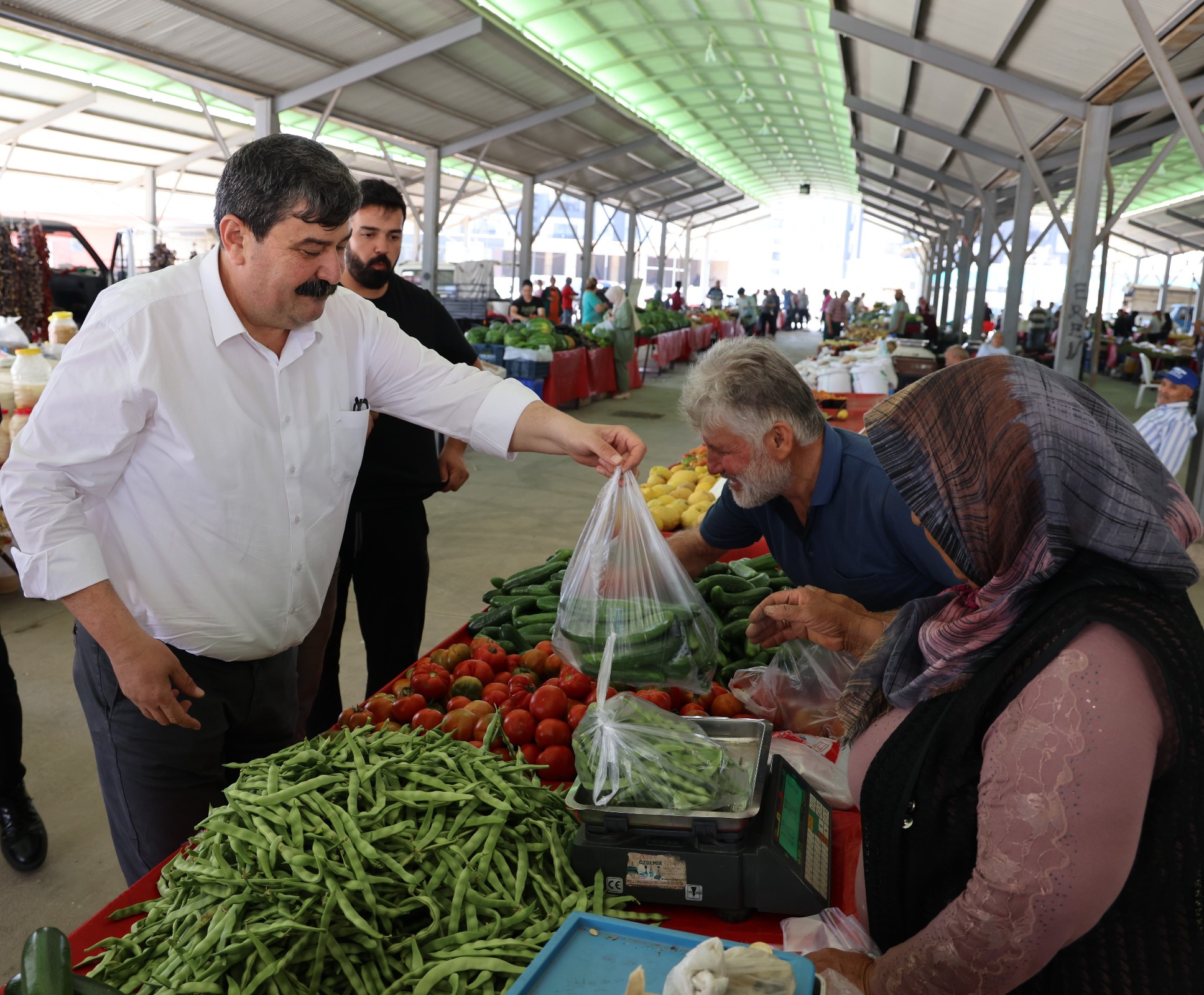 Başkan Yıldız, Üretici ve Köylü Pazarını ziyaret etti (3)